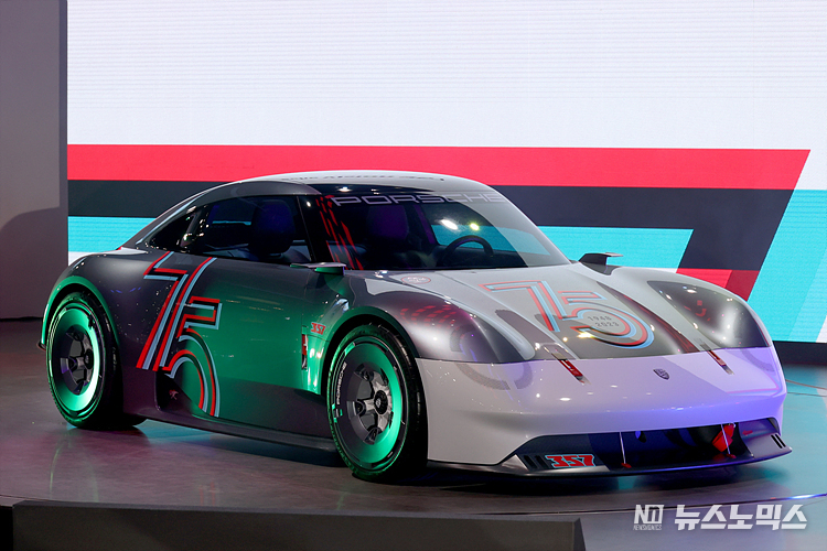 30일 경기 고양시 킨덱스에서 열린 2023 서울모빌리티쇼에서 포르쉐가 콘셉트카 'Porsche Vision 357'을 전시하고 있다. ⓒ정의철 기자