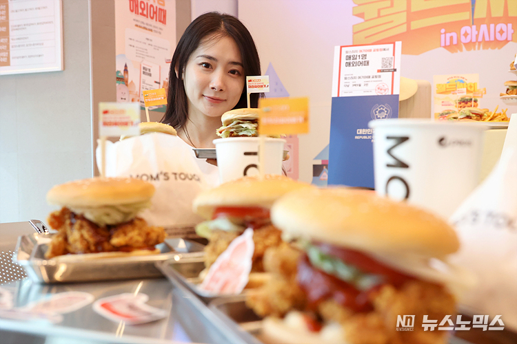 토종 버거·치킨 브랜드 맘스터치에서 31일 서울 강남구 역삼역점에서 브랜드 기념일인 '싸이데이'를 기념해 여행 플랫폼 '여기어떄'와 협업스토어 행사를 하고 있다. ⓒ정의철 기자