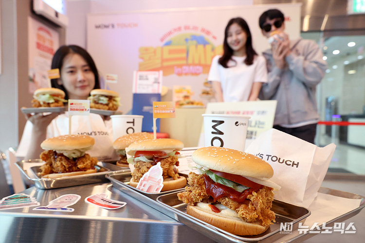 토종 버거·치킨 브랜드 맘스터치에서 31일 서울 강남구 역삼역점에서 브랜드 기념일인 '싸이데이'를 기념해 여행 플랫폼 '여기어떄'와 협업스토어 행사를 하고 있다. ⓒ정의철 기자