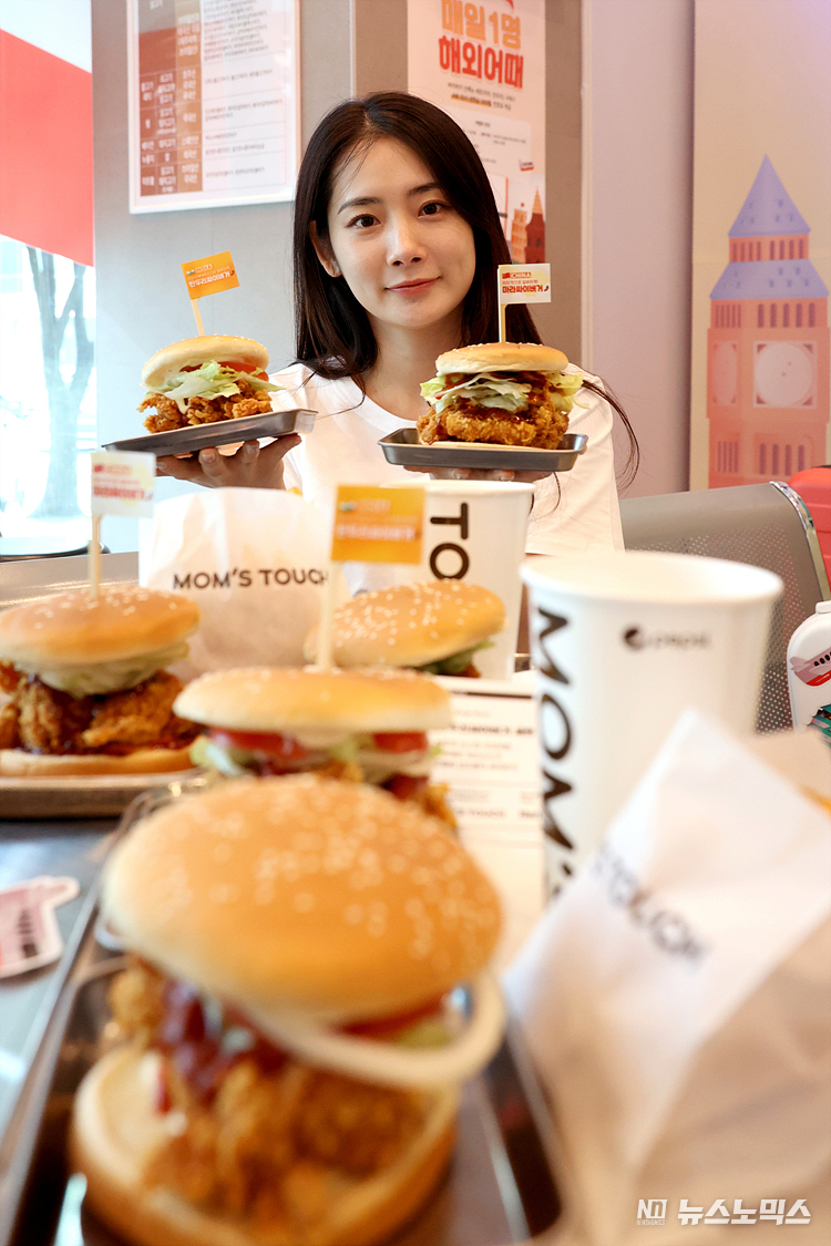 토종 버거·치킨 브랜드 맘스터치에서 31일 서울 강남구 역삼역점에서 브랜드 기념일인 '싸이데이'를 기념해 여행 플랫폼 '여기어떄'와 협업스토어 행사를 하고 있다. ⓒ정의철 기자