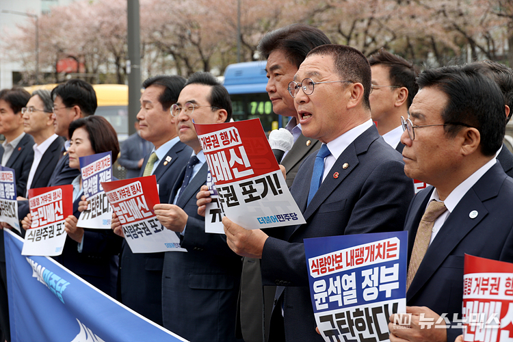 더불어민주당 신정훈 쌀값정상화 TF 팀장이 4일 서울 용산구 대통령 집무실 앞에서 열린 윤석열 대통령의 양곡관리법 개정안에 대한 거부권 행사를 규탄하는 기자회견에서 발언하고 있다. 국회 본회의를 통과한 양곡관리법은 일정 수준 이상 과잉 생산된 쌀을 정부가 의무적으로 매입해 가격을 안정화 시키는 것을 골자로 하고 있다. ⓒ정의철 기자