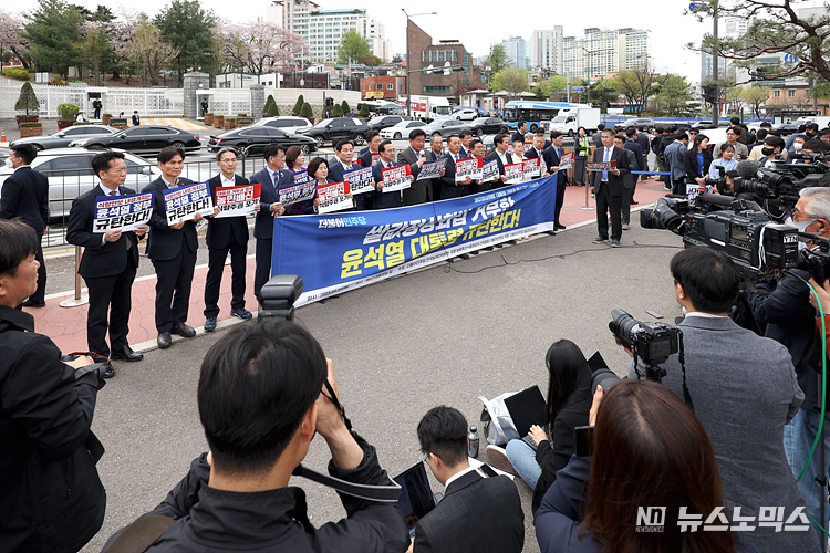 더불어민주당 박홍근 원내대표와 의원들이 4일 서울 용산구 대통령 집무실 앞에서 윤석열 대통령의 양곡관리법 개정안에 대한 거부권 행사를 규탄하는 기자회견을 하고 있다. 국회 본회의를 통과한 양곡관리법은 일정 수준 이상 과잉 생산된 쌀을 정부가 의무적으로 매입해 가격을 안정화 시키는 것을 골자로 하고 있다. ⓒ정의철 기자