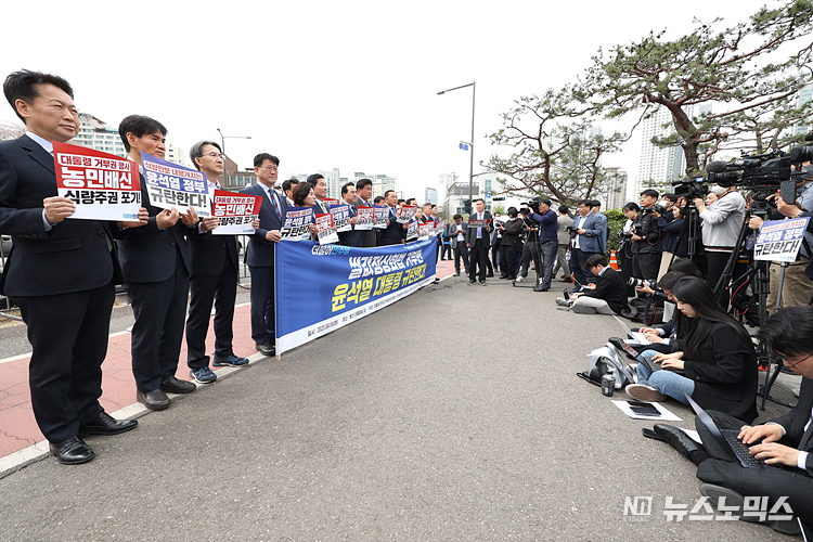 더불어민주당 박홍근 원내대표와 의원들이 4일 서울 용산구 대통령 집무실 앞에서 윤석열 대통령의 양곡관리법 개정안에 대한 거부권 행사를 규탄하는 기자회견을 하고 있다. 국회 본회의를 통과한 양곡관리법은 일정 수준 이상 과잉 생산된 쌀을 정부가 의무적으로 매입해 가격을 안정화 시키는 것을 골자로 하고 있다. ⓒ정의철 기자