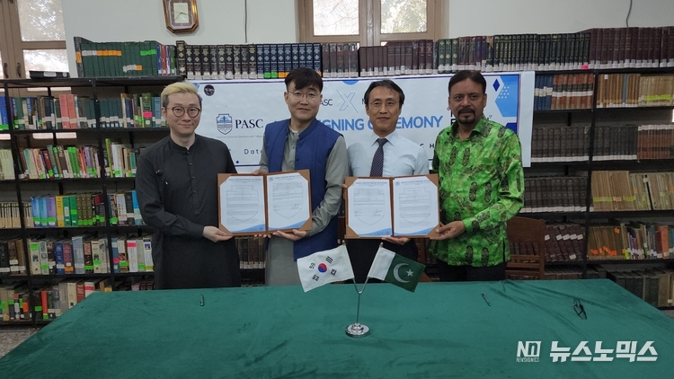 지난 3월 20일 파키스탄 PASC (Pakistan Adventist Seminary & College) 도서관에서 머스트핀테크 조중현 CTO(왼쪽)과, 차주헌 CEO, PASC 지성배 총장, Academic Dean, Zubaid Rehmat Khan 등이 참석한 가운데 IT 분야 전문 인력 양성과 우수한 글로벌 개발자 채용 활성화를 위해 상호 협력 업무협약(MOU)을 체결했다./사진=머스트핀텍크