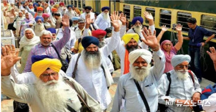 <strong>Over 2,800 Sikh pilgrims arrived in Pakistan through Wagha border, Lahore.</strong>