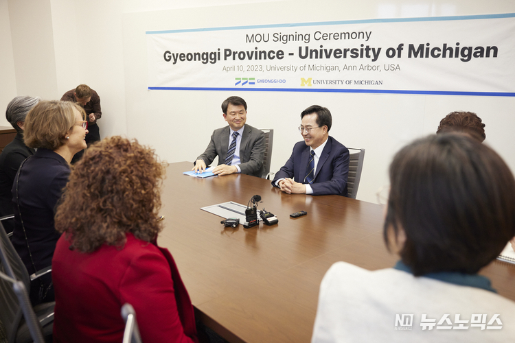 10일 오후 경기도-미시간대(U-M) 청년사다리 MOU 체결을 위해 미시간대학교를 방문한 김동연 경기도지사가 로리 맥컬리(Laurie McCauley) 미시간대 부총장과 인사를 나누고 있다./사진=경기도