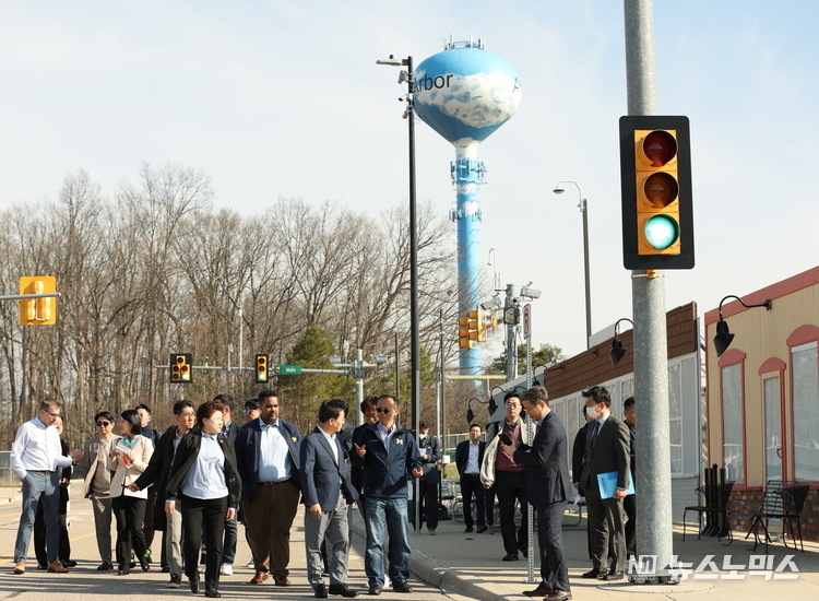 10일 오전 김동연 경기도지사가 헨리 리우(Henry Liu) Mcity Director 및 그레그 맥과이어(Greg McGuire) Mcity 매니징 디렉터의 안내로 Mcity 현장 확인 및 현황을 청취하고 있다./사진=경기도