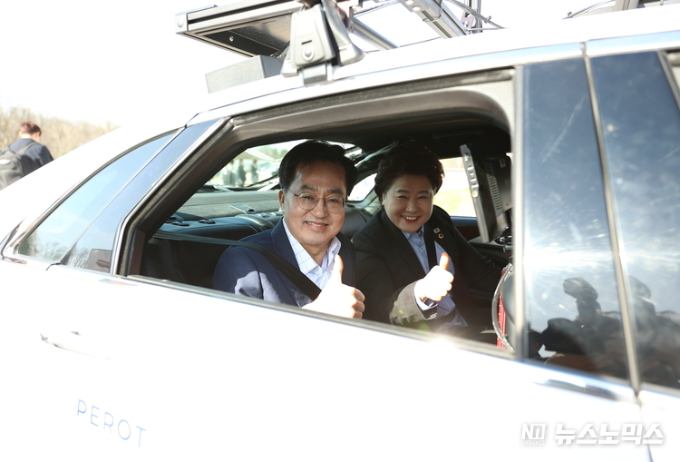 10일 오전 김동연 경기도지사와 남경순 경기도의회 부의장은 헨리 리우(Henry Liu) Mcity Director 및 그레그 맥과이어(Greg McGuire) Mcity 매니징 디렉터의 안내로 Mcity 현장 확인 및 현황을 청취하고 자율주행차를 시승하고 있다. /사진=경기도