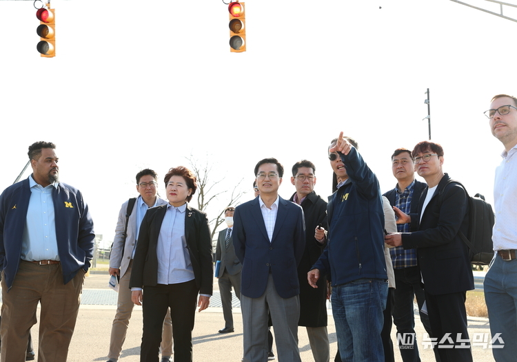 10일 오전 김동연 경기도지사가 헨리 리우(Henry Liu) Mcity Director 및 그레그 맥과이어(Greg McGuire) Mcity 매니징 디렉터의 안내로 Mcity 현장 확인 및 현황을 청취하고 있다./사진=경기도