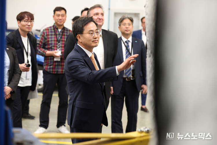 미국 현지시간 11일 오전 미시간 앤 아버 소재 HATCI 에서 김동연 경기도지사가 북미 전용차량 전시 관람을 하고 있다./사진=경기도