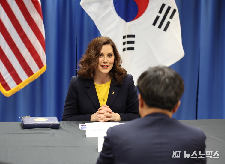 미국 현지시간 11일 오후 미시간(디트로이트)에서 김동연 경기도지사가 그레첸 휘트머(Gretchen Whitmer) 미시간주 주지사와 면담을 하고 있다./사진=경기도
