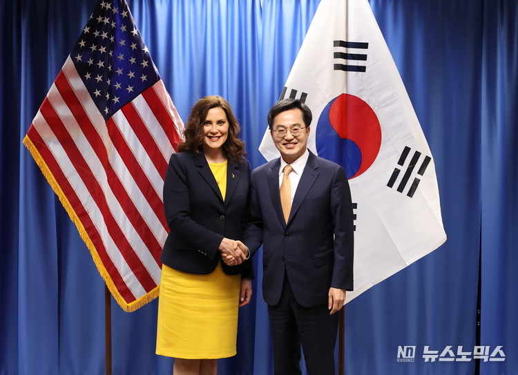 미국 현지시간 11일 오후 미시간(디트로이트)에서 김동연 경기도지사가 그레첸 휘트머(Gretchen Whitmer) 미시간주 주지사와 기념촬영을 하고 있다./사진=경기도