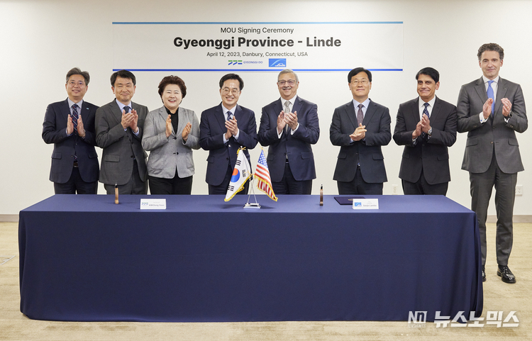 미국 현지시간 12일 오후 미국 코네티컷주에서 김동연 경기도지사가 산지브 람바(Sanjiv Lamba) 린데 CEO와 MOU협약서에 서명을 하고 기념촬영을 하고 있다./사진=경기도