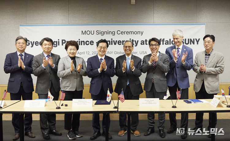 미국 현지시간 12일 오전 뉴욕 SUNY Global center 에서 김동연 경기도지가 사티쉬 K. 트리파티 (Satish K. Tripathi)뉴욕주립대버팔로 총장과 경기청년 사다리 프로그램 협약식을 갖고 기념촬영을 하고 있다./사진=경기도