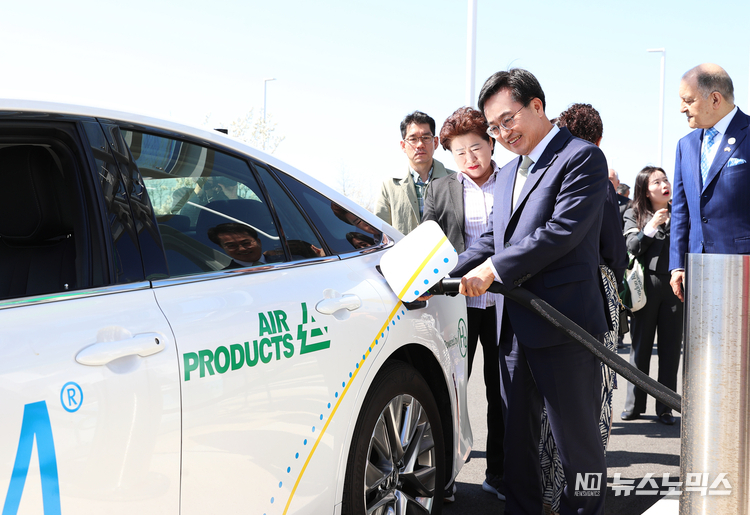 미국 현지시간 13일 오전 에어프로덕츠사(Air Products, 美 펜실베니아 소재)를 방문한 김동연 경기도지사가 수소차 충전을 하고 있다./사진=경기도