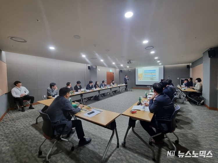 18일 충남도청 문예회관 세미나실에서 열린 ‘노후 석탄화력발전 LNG 전환이 지역 건설산업에 미치는 영향 분석 연구용역’ 착수보고회 모습./사진=충남도<br>
