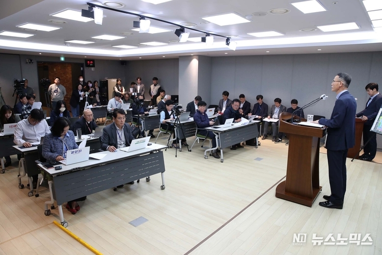 송무경 도 공공기관유치단장은 18일 도청 프레스센터에서 민선8기 정례 브리핑을 갖고 내포신도시 공공기관 이전 추진 등에 관해 설명하고 있다./사진=충남도