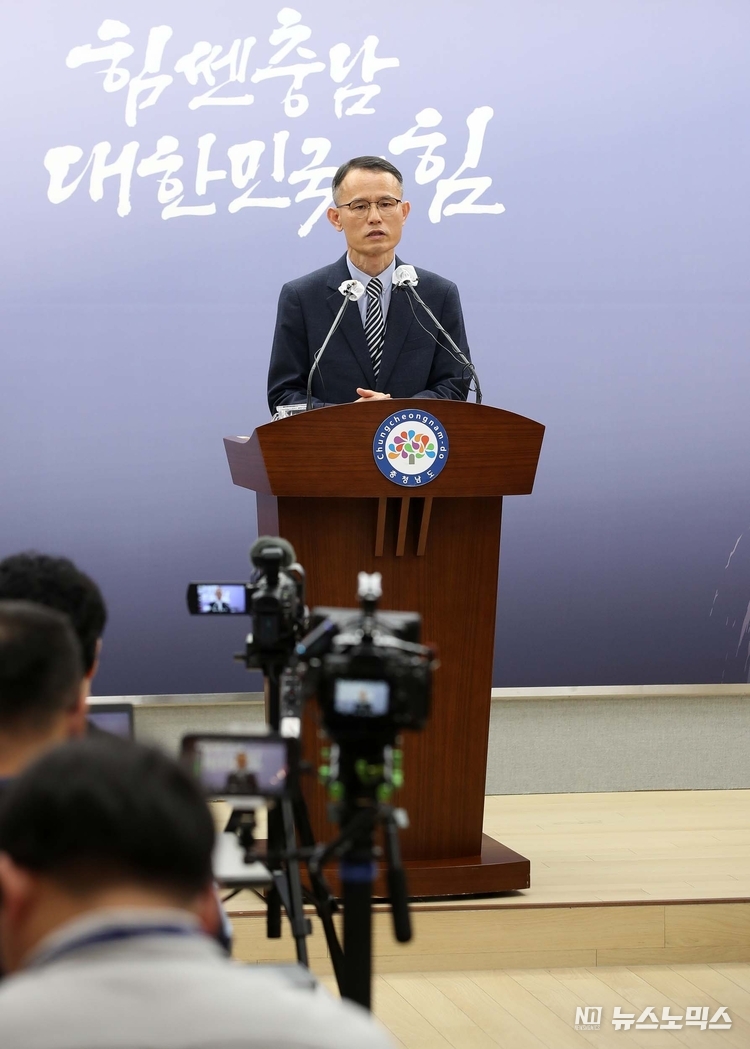 송무경 도 공공기관유치단장은 18일 도청 프레스센터에서 민선8기 정례 브리핑을 갖고 내포신도시 공공기관 이전 추진 등에 관해 설명하고 있다./사진=충남도