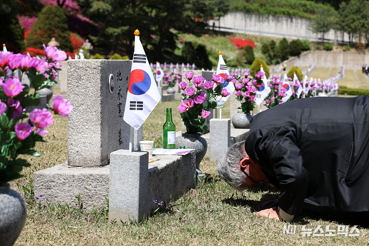 4.19혁명 제63주년인 19일 서울 강북구 수유동 국립4.19민주묘지에서 시민들과 희생자 유가족들의 참배가 이어지고 있다. ⓒ정의철 기자