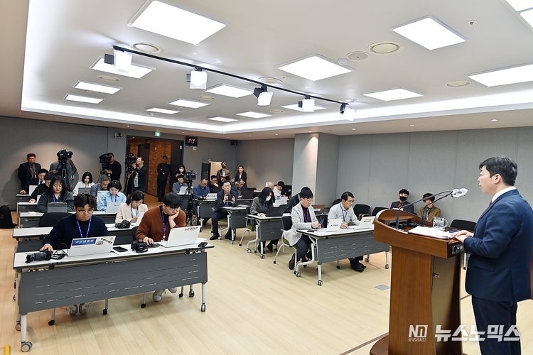 박정주 충남도 기획조정실장은 20일 도청 프레스센터에서 기자회견을 열고, 올 상반기 중으로 관내 대학과 함께 전격 시행할 ‘충남형 천원의 아침밥’ 사업에 관해 설명하고 있다./사진=충남도