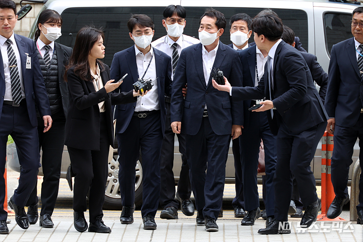 더불어민주당 '2021년 전당대회 돈봉투 의혹'의 피의자인 강래구 한국수자원공사 상임감사위원이 21일 서울 서초구 중앙지법에서 열린 구속 전 피의장 심문(영장심사)에 출석하고 있다. ⓒ정의철 기자