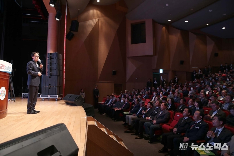 25일 부여 국립부여박물관에서 부여군민과의 대화에서 김태흠 충남지사가 '1천채 규모의 한옥마을 조성방안' 등을 설명하고 있다./사진=충남도