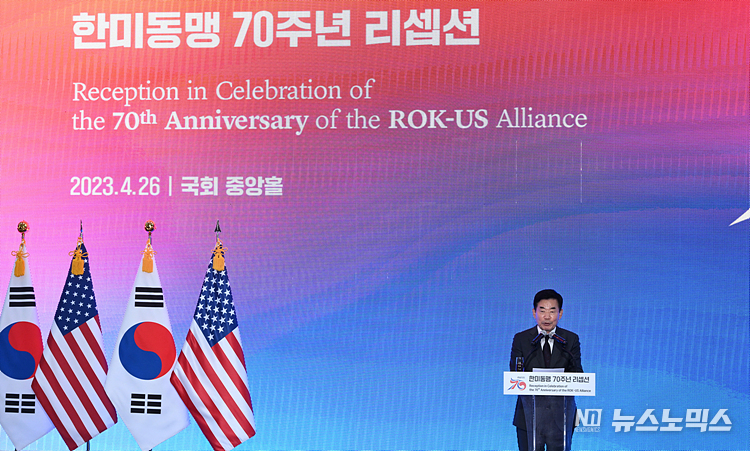 김진표 국회의장이 26일 서울 영등포구 여의도 국회의사당 로텐더홀에서 열린 한미동맹 70주년 리셉션에 참석해 건배사를 하고 있다. ⓒ사진공동취재