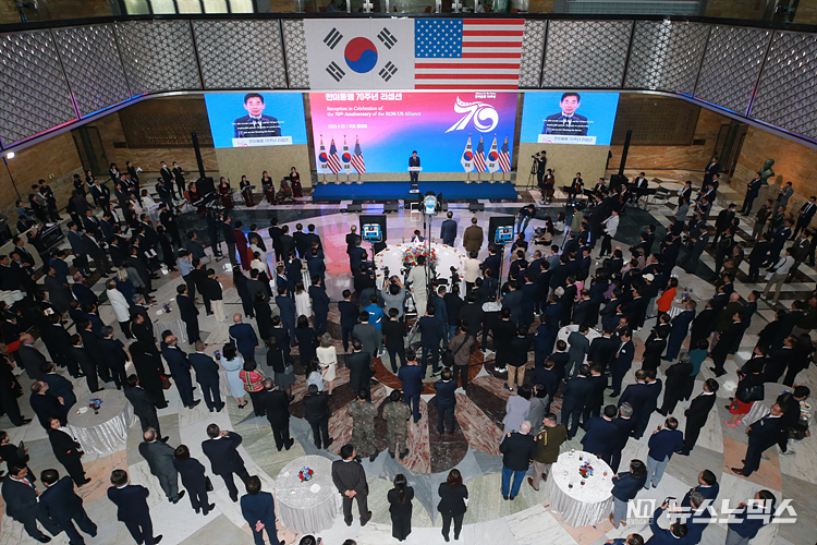 김진표 국회의장이 26일 서울 여의도 국회 로텐더홀에서 열린 한미동맹 70주년 리셉션에서 인사말을 하고 있다. ⓒ사진공동취재