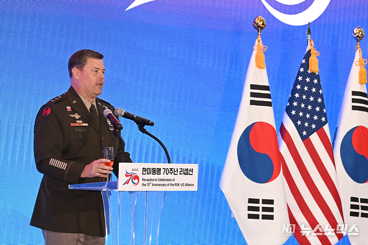 윌라드 벌러슨 미8군 사령관이 26일 서울 영등포구 여의도 국회의사당 로텐더홀에서 열린 한미동맹 70주년 리셉션에 참석해 건배사를 하고 있다. ⓒ사진공동취재