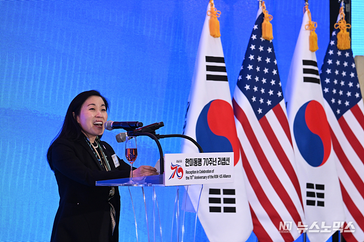 조이 사쿠라이 주한미국대사 대리가 26일 서울 영등포구 여의도 국회의사당 로텐더홀에서 열린 한미동맹 70주년 리셉션에 참석해 건배사를 하고 있다. ⓒ사진공동취재