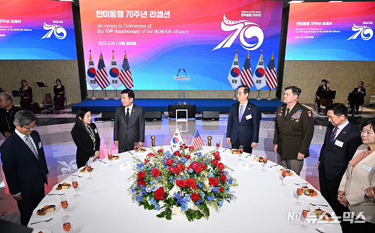 김진표 국회의장과 한덕수 국무총리 주최로 26일 서울 여의도 국회 로텐더홀에서 한미동맹 70주년을 기념하는 리셉견이 열리고 있다. 왼쪽부터 김명수 대법원장, 조이 사쿠라이 주한미국대사관 공관 차석, 김진표 국회의장, 한덕수 국무총리, 윌라드 벌러슨 미8군 사령관, 김기현 국민의힘 당대표, 이정미 정의당 당대표. ⓒ사진공동취재