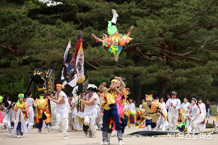 28일 서울 종로구 창경궁에서 2023 봄 궁중문화축전 개막을 알리며 '창경궁 명칭 환원 40주년 기념 퍼레이드 공연'이 열리고 있다. ⓒ정의철 기자