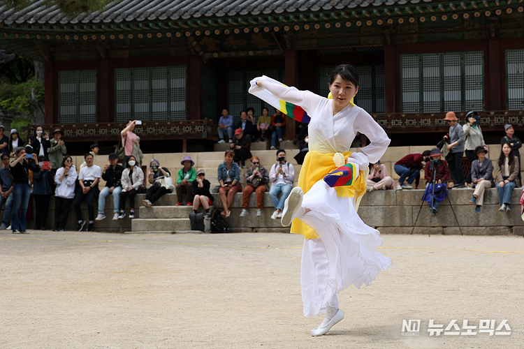 28일 서울 종로구 창경궁에서 2023 봄 궁중문화축전 개막을 알리며 '창경궁 명칭 환원 40주년 기념 퍼레이드 공연'이 열리고 있다. ⓒ정의철 기자