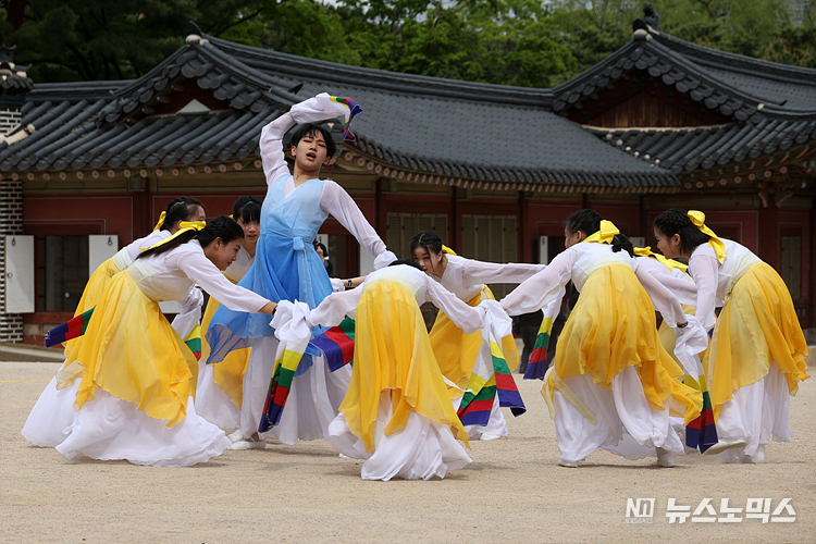 28일 서울 종로구 창경궁에서 2023 봄 궁중문화축전 개막을 알리며 '창경궁 명칭 환원 40주년 기념 퍼레이드 공연'이 열리고 있다. ⓒ정의철 기자