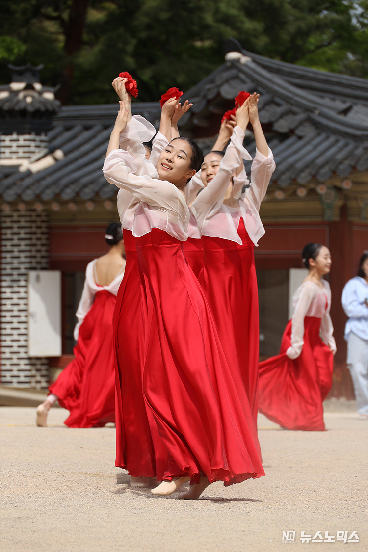 28일 서울 종로구 창경궁에서 2023 봄 궁중문화축전 개막을 알리며 '창경궁 명칭 환원 40주년 기념 퍼레이드 공연'이 열리고 있다. ⓒ정의철 기자