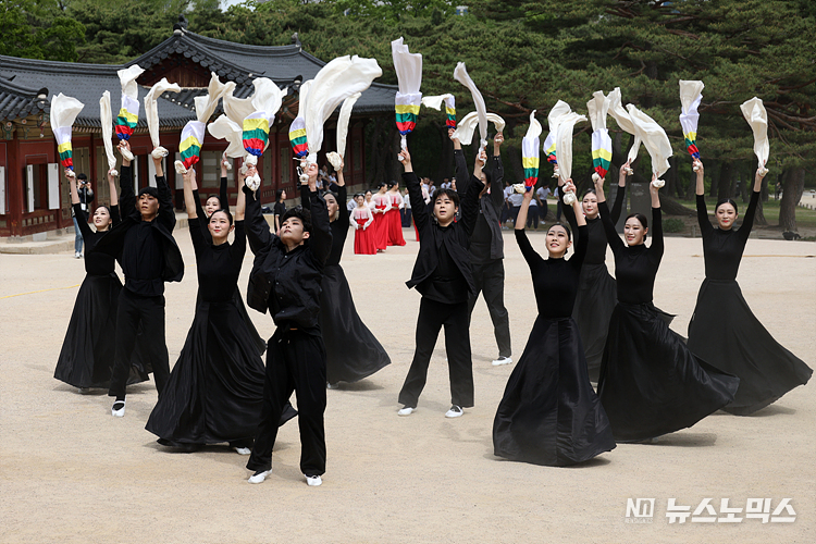28일 서울 종로구 창경궁에서 2023 봄 궁중문화축전 개막을 알리며 '창경궁 명칭 환원 40주년 기념 퍼레이드 공연'이 열리고 있다. ⓒ정의철 기자