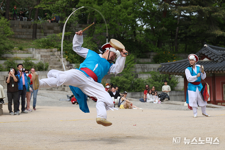28일 서울 종로구 창경궁에서 2023 봄 궁중문화축전 개막을 알리며 '창경궁 명칭 환원 40주년 기념 퍼레이드 공연'이 열리고 있다. ⓒ정의철 기자