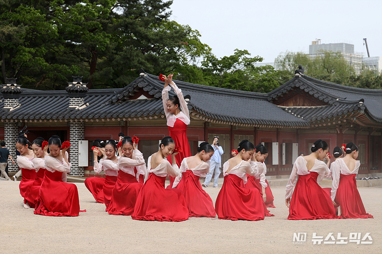 28일 서울 종로구 창경궁에서 2023 봄 궁중문화축전 개막을 알리며 '창경궁 명칭 환원 40주년 기념 퍼레이드 공연'이 열리고 있다. ⓒ정의철 기자