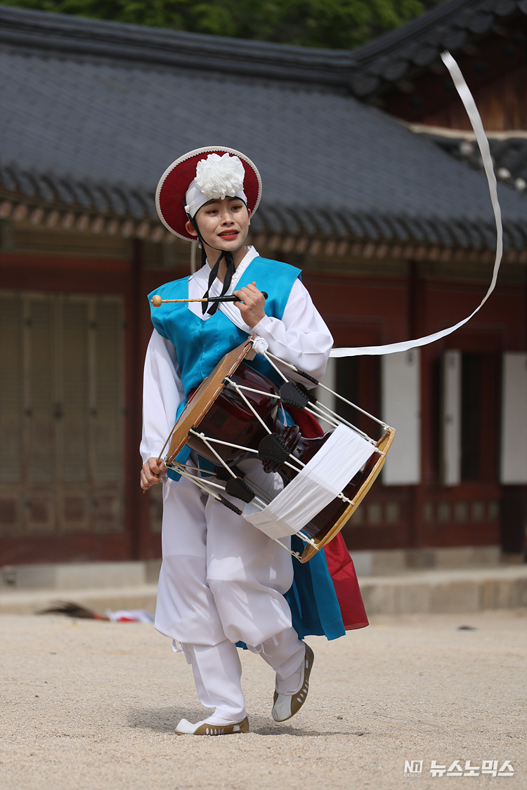 28일 서울 종로구 창경궁에서 2023 봄 궁중문화축전 개막을 알리며 '창경궁 명칭 환원 40주년 기념 퍼레이드 공연'이 열리고 있다. ⓒ정의철 기자
