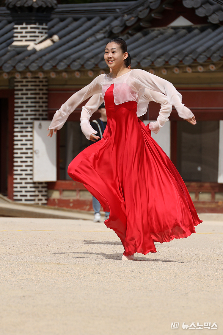 28일 서울 종로구 창경궁에서 2023 봄 궁중문화축전 개막을 알리며 '창경궁 명칭 환원 40주년 기념 퍼레이드 공연'이 열리고 있다. ⓒ정의철 기자