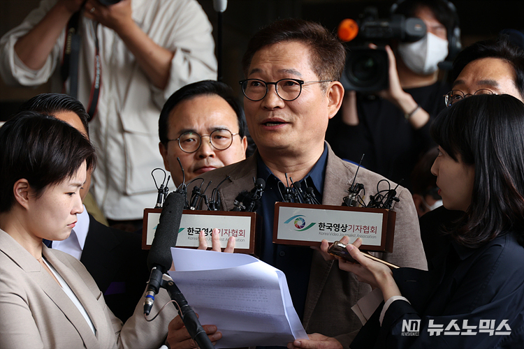 더불어민주당 '2021년 전당대회 돈봉투 의혹'의 핵심 피의자로 지목된 송영길 전 대표가 2일 서울 서초구 서울중앙지검에 자진 출두해 준비한 기자회견문을 낭독하고 있다. ⓒ정의철 기자