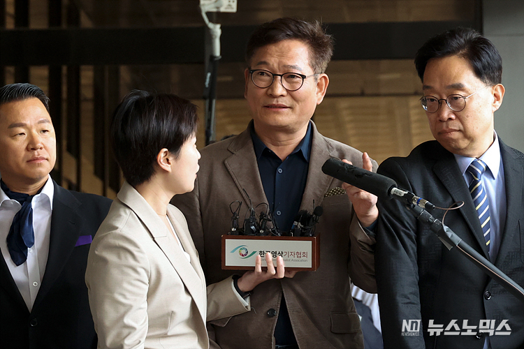 더불어민주당 '2021년 전당대회 돈봉투 의혹'의 핵심 피의자로 지목된 송영길 전 대표가 2일 서울 서촉 서울중앙지검에 자진 출두하고 있다. ⓒ정의철 기자