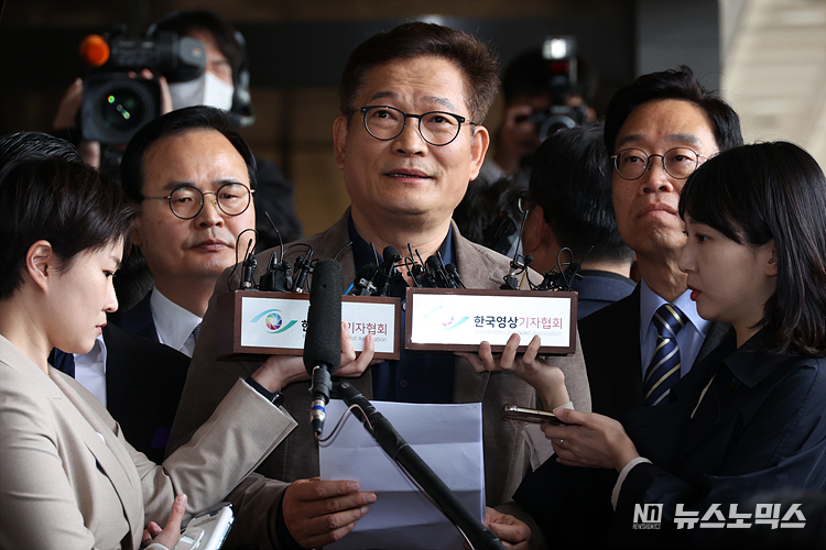 더불어민주당 '2021년 전당대회 돈봉투 의혹'의 핵심 피의자로 지목된 송영길 전 대표가 2일 서울 서초구 서울중앙지검에 자진 출두해 준비한 기자회견문을 낭독하고 있다. ⓒ정의철 기자