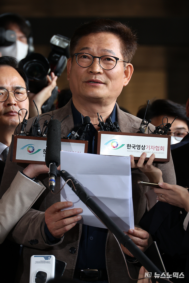 더불어민주당 '2021년 전당대회 돈봉투 의혹'의 핵심 피의자로 지목된 송영길 전 대표가 2일 서울 서초구 서울중앙지검에 자진 출두해 준비한 기자회견문을 낭독하고 있다. ⓒ정의철 기자