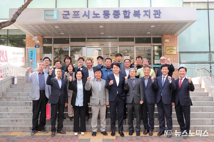 2일 군포시 노동종합복지관에 열린 '군포시 비정규직 노동자 지원센터' 개소식에 정구원 경기도 노동국장과 하은호 군포시장, 이길호 군포시의회 의장, 이학영 국회의원, 최진학 국민의힘 군포시 당협위원장 등 50여 명이 참석했다./사진=경기도