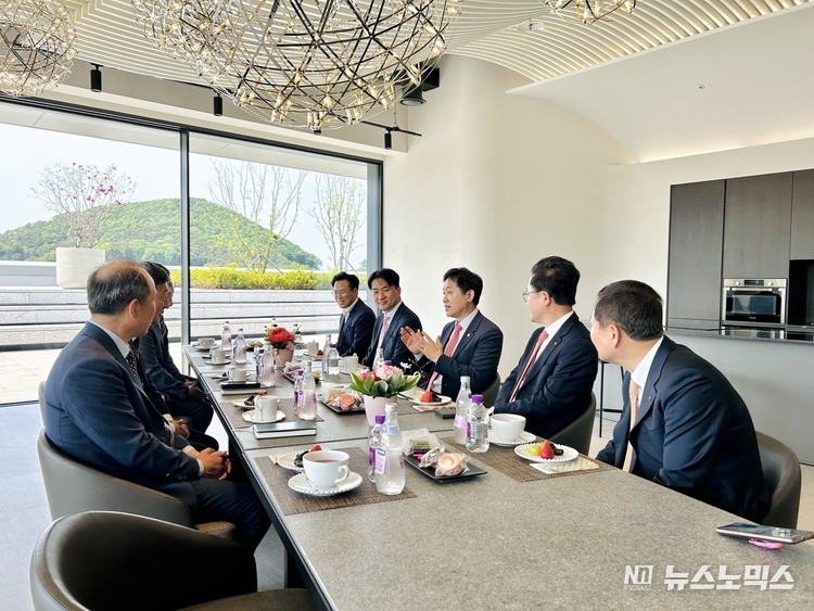 지난 2일 용인 서플러스글로벌 본사인 반도체 장비 클러스터를 방문한 김주현 금융위원장(테이블 오른쪽 가운데)이 차담회에서 수출경쟁력 제고를 위한 기업 애로사항을 청취하고 있다./사진=서플러스글로벌