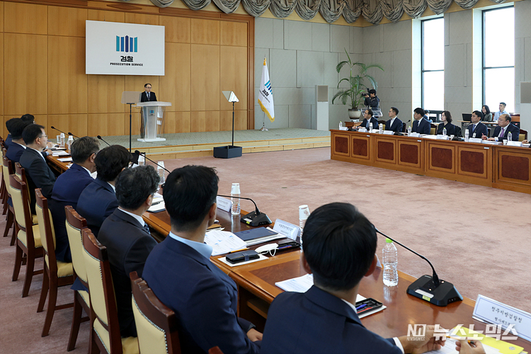 이원석 검찰총장이 8일 서울 서초구 대검찰청 회의실에서 열린 '전국 18대지검 마약부장검사·마약수사과장 회의'에서 모두발언하고 있다. ⓒ정의철 기자