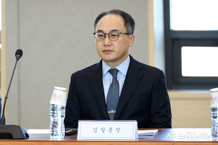 이원석 검찰총장이 8일 서울 서초구 대검찰청 회의실에서 열린 '전국 18대지검 마약부장검사·마약수사과장 회의'에 참석하고 있다. ⓒ정의철 기자