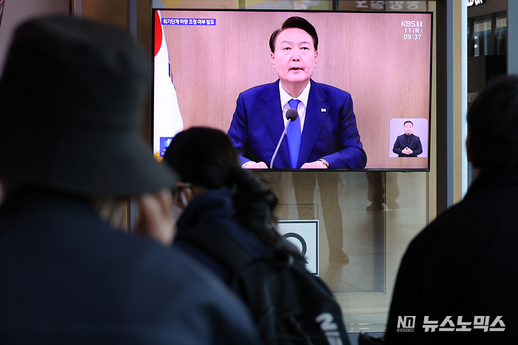 11일 서울 용산구 서울역 대합실에서 시민들이 윤석열 대통령의 코로나19 중앙재난안전대책본부 회의를 주재하는 현장 방송을 시청하고 있다. 윤 대통령은 다음 달부터 코로나19 위기 경보를 경계로 조정한다고 밝혔다. ⓒ정의철 기자
