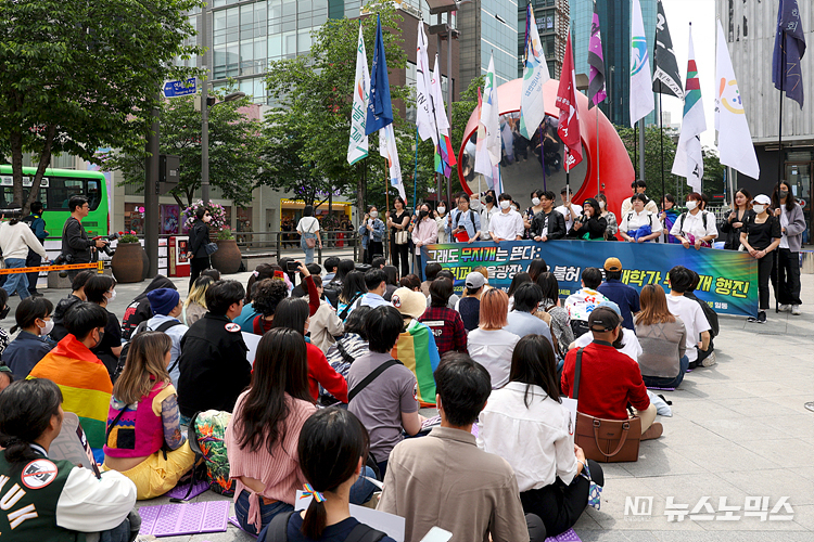서울지역 대학교 성소수자관련 단체및 연대단체가 12일 서울 서대문구 스타광장에서 서울시의 서울퀴어퍼레이드 서울광장 사용 불허를 규탄하는 집회와 행진을 하고 있다. ⓒ정의철 기자